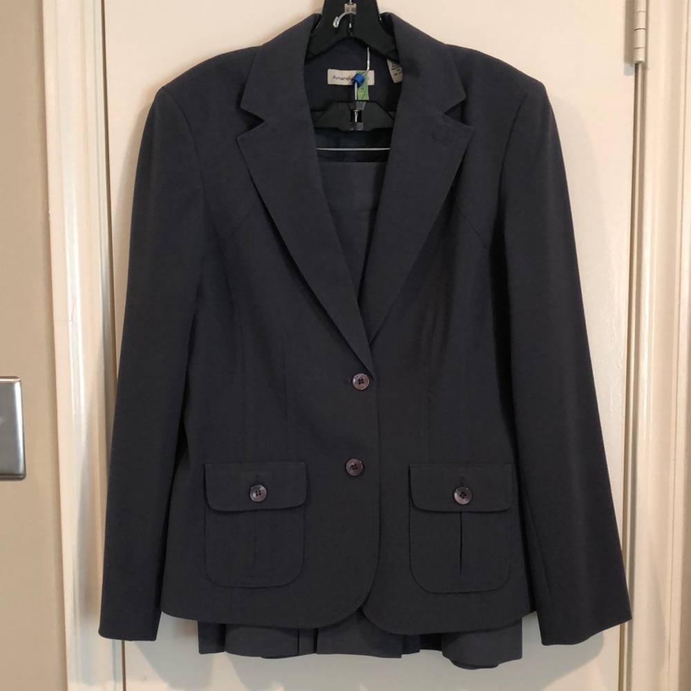Amanda Smith grey blue pleated skirt suit size 12.